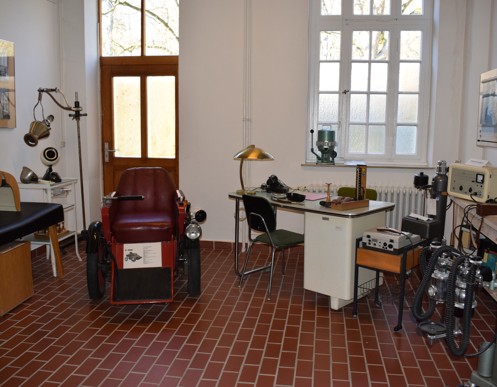 Ein typisches Behandlungszimmer der damaligen Zeit.
