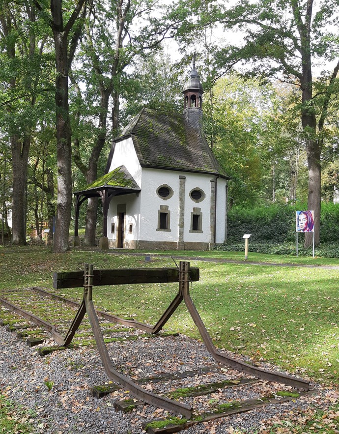 Die Treisekapelle dient seit 1985 als Gedenkort, Foto: LWL/Emil Schoppmann