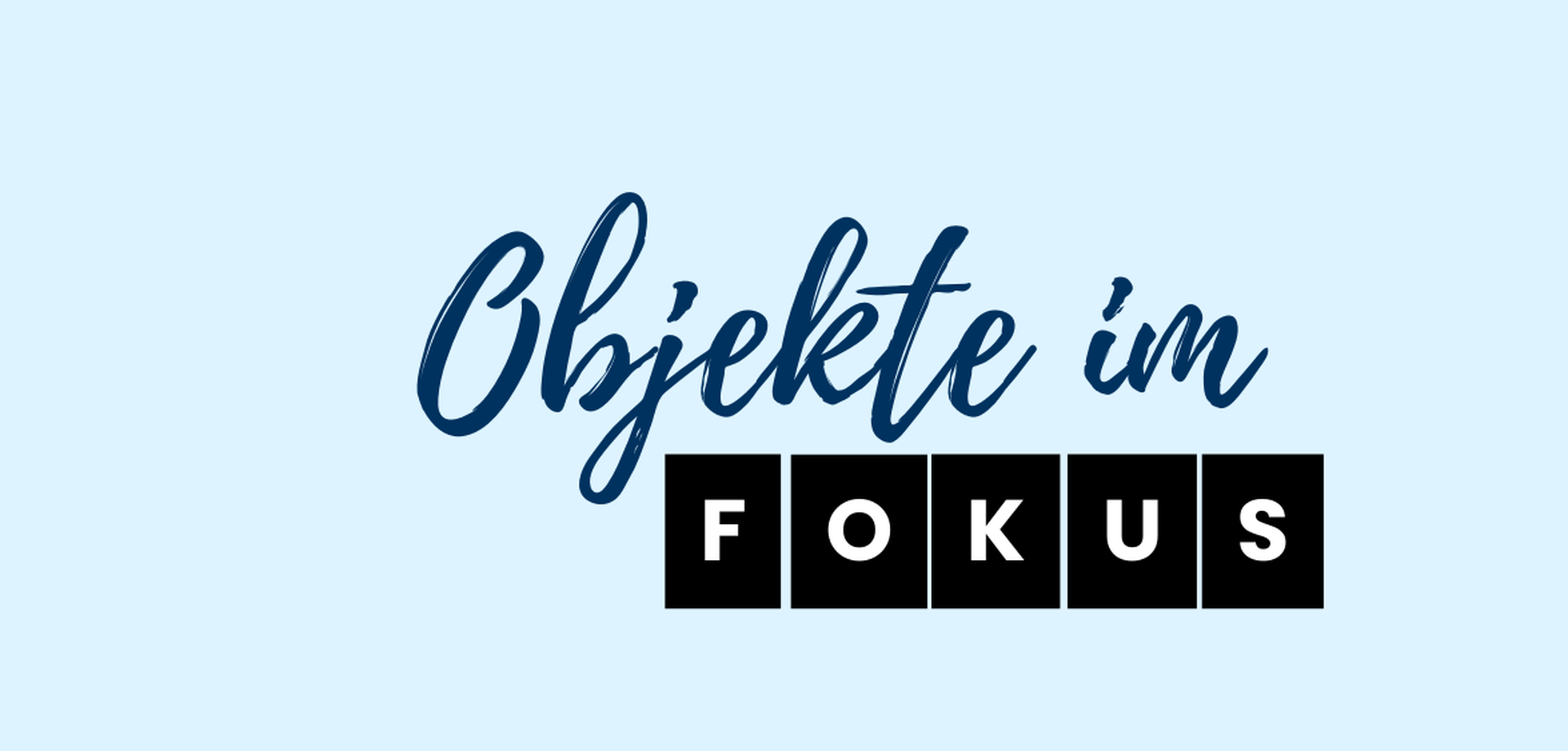Das Schriftbild "Objekte im Fokus" und eine alte Schnabeltasse.