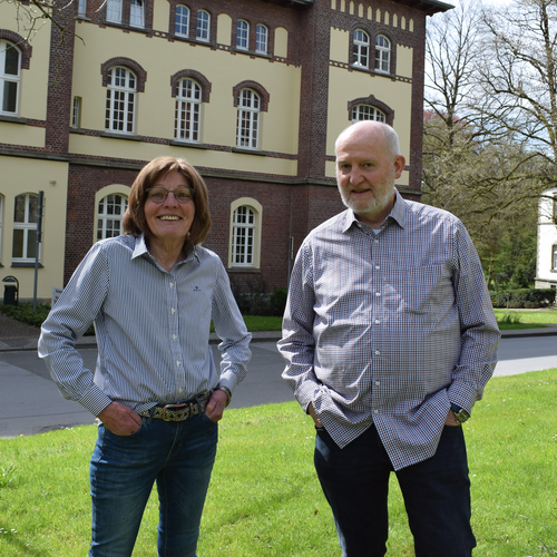 Cordula Schräder und Karl Kruse vor dem Museum.